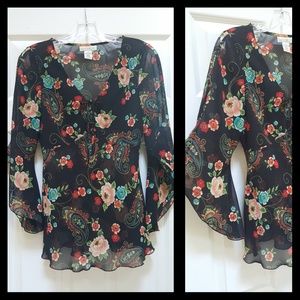 Gorgeous Laura Leigh Ltd  top with flowing sleeves